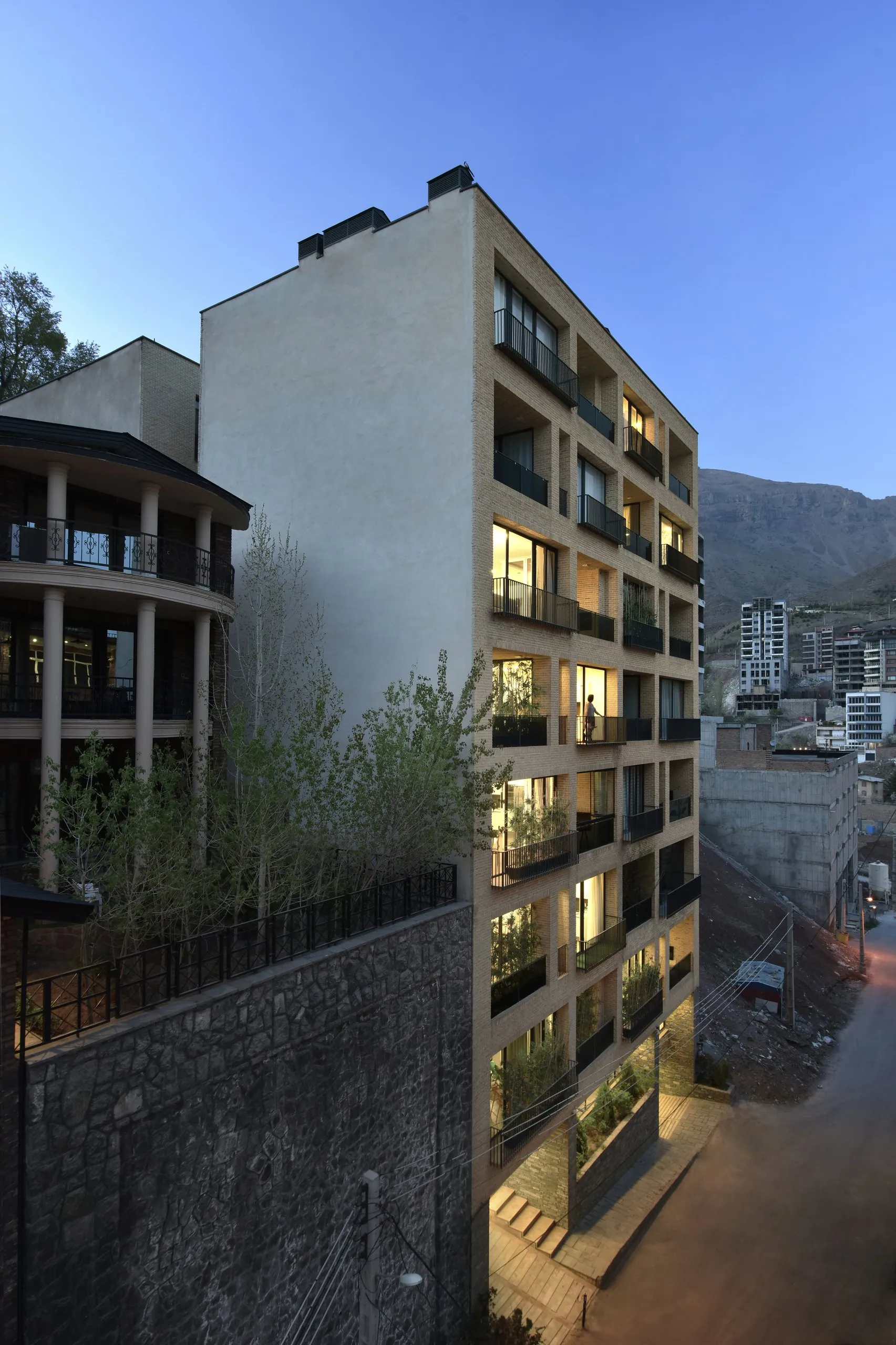 برج مسکونی پیلوتی